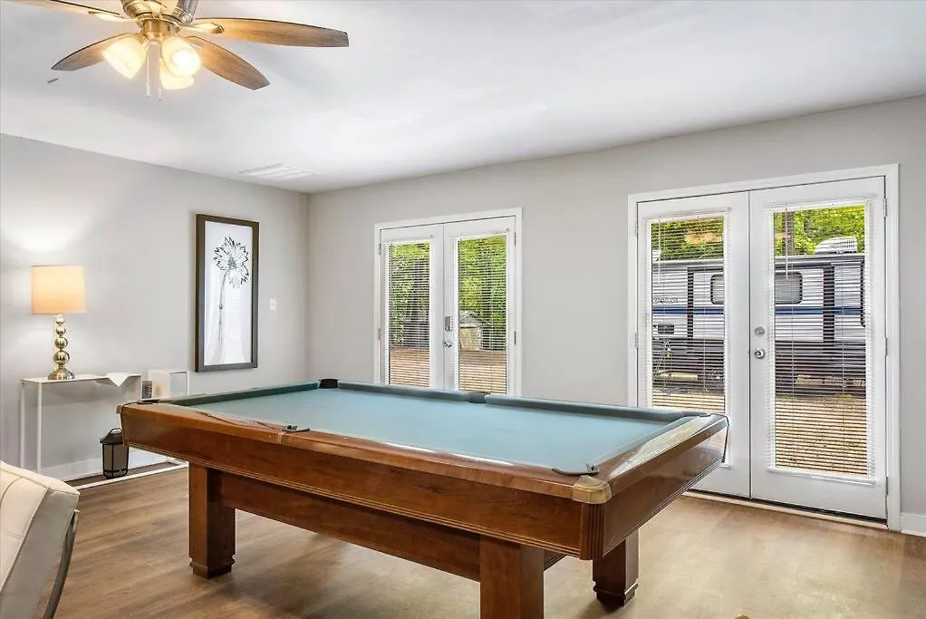 Holiday home Modern Comforts, Classic Charm: Neighborhood Gem Richmond