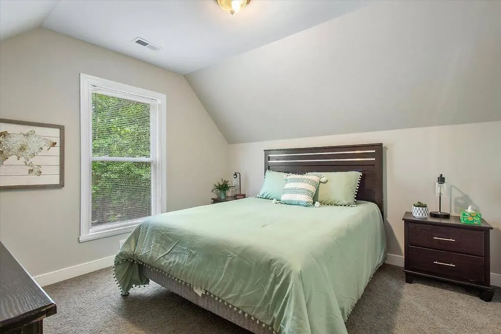 Modern Comforts, Classic Charm: Neighborhood Gem Richmond