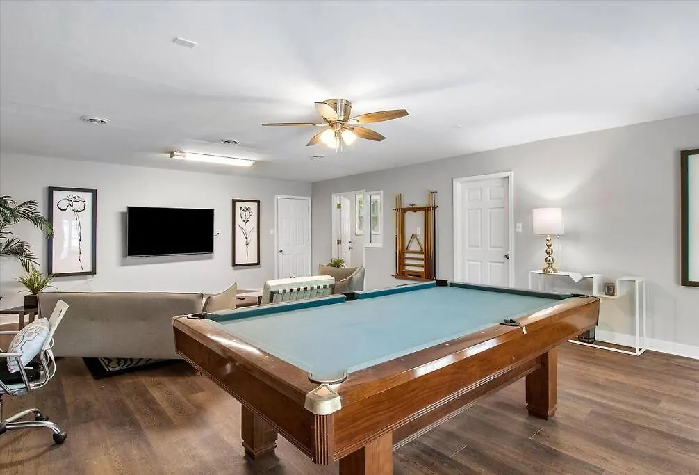 Modern Comforts, Classic Charm: Neighborhood Gem Richmond